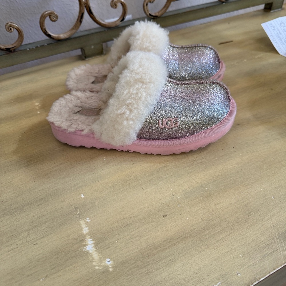 UGG Slipper in Pink and Silver
